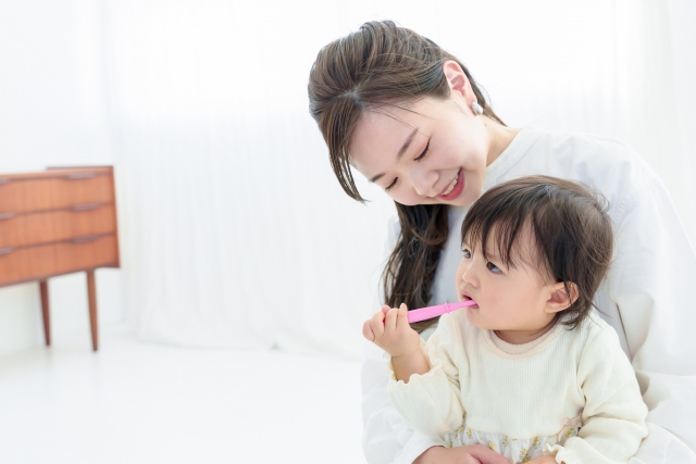 赤ちゃんを見守る女性